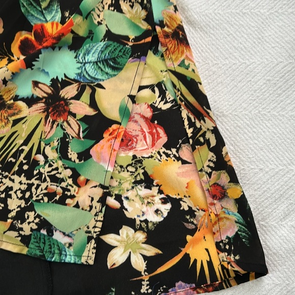 Floral Sleeveless top - Picture 4 of 4